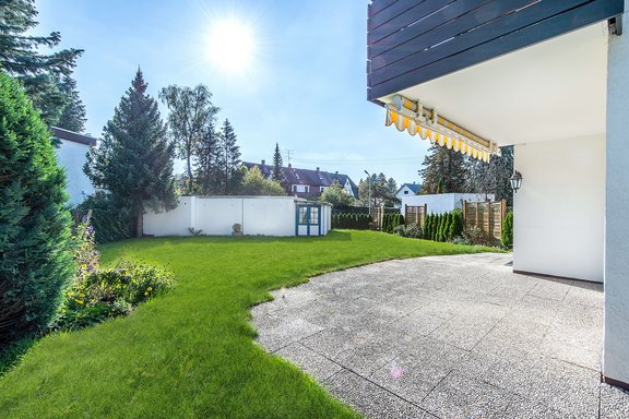 Blick von der Terrasse in den Garten