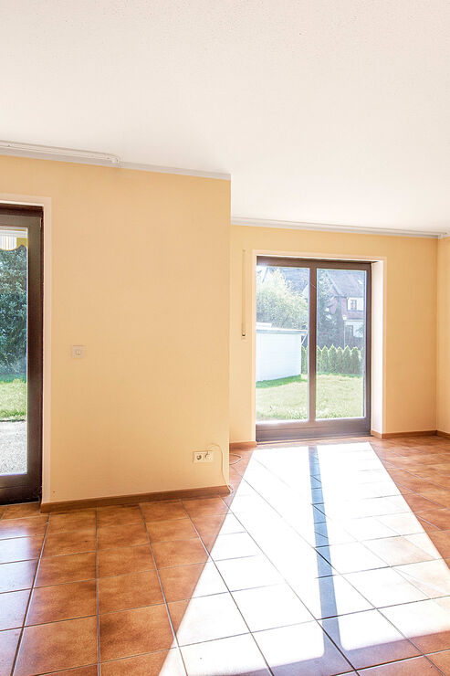 Wohnzimmer mit Zugang zur Terrasse