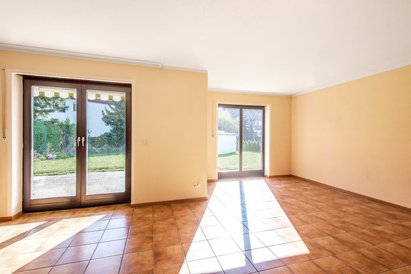 Wohnzimmer mit Zugang zur Terrasse