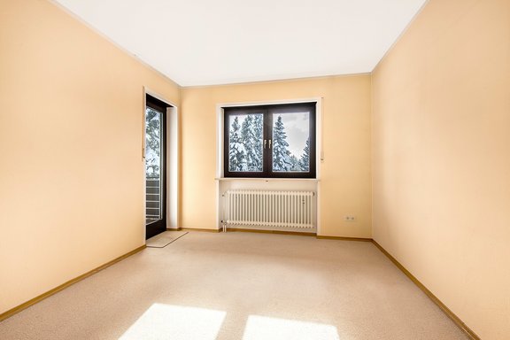 Gäste- bzw Arbeitszimmer mit Zugang zum Balkon