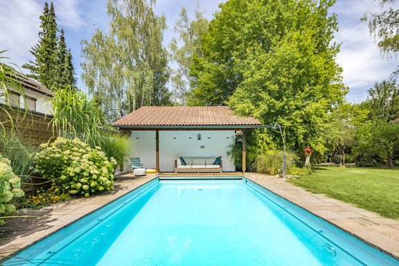 Poolbereich mit Holzdeck