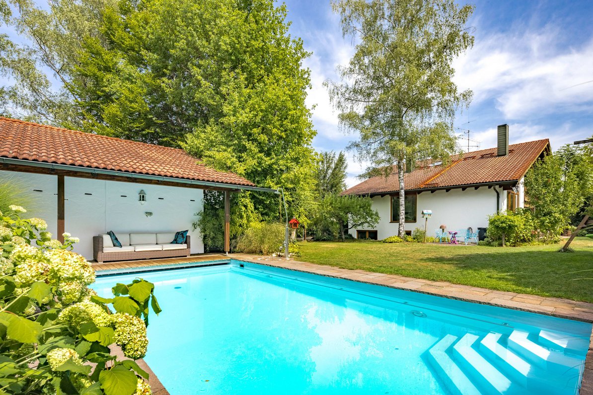 Großer Garten mit Pool