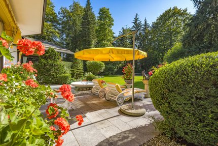 Das traumhaft bepflanzte Grundstück bietet absolute Privatsphäre