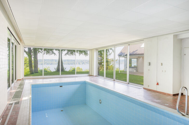Schwimmhalle mit Seeblick