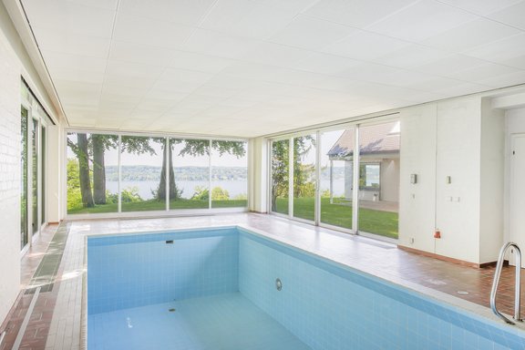 Schwimmhalle mit Seeblick