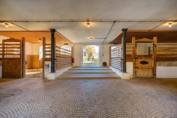 Hochwertige Stallungen