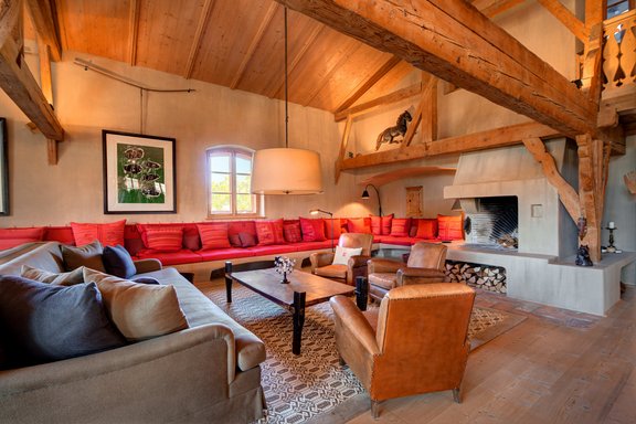 Weitläufiges Kaminzimmer