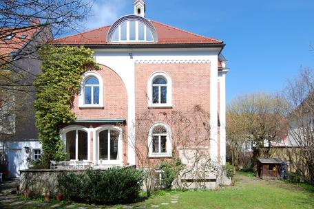 Individual monument in historic Gern - originally preserved, high-quality renovated old villa from 1901