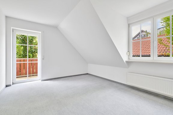 Helles Schlafzimmer mit Balkonzugang