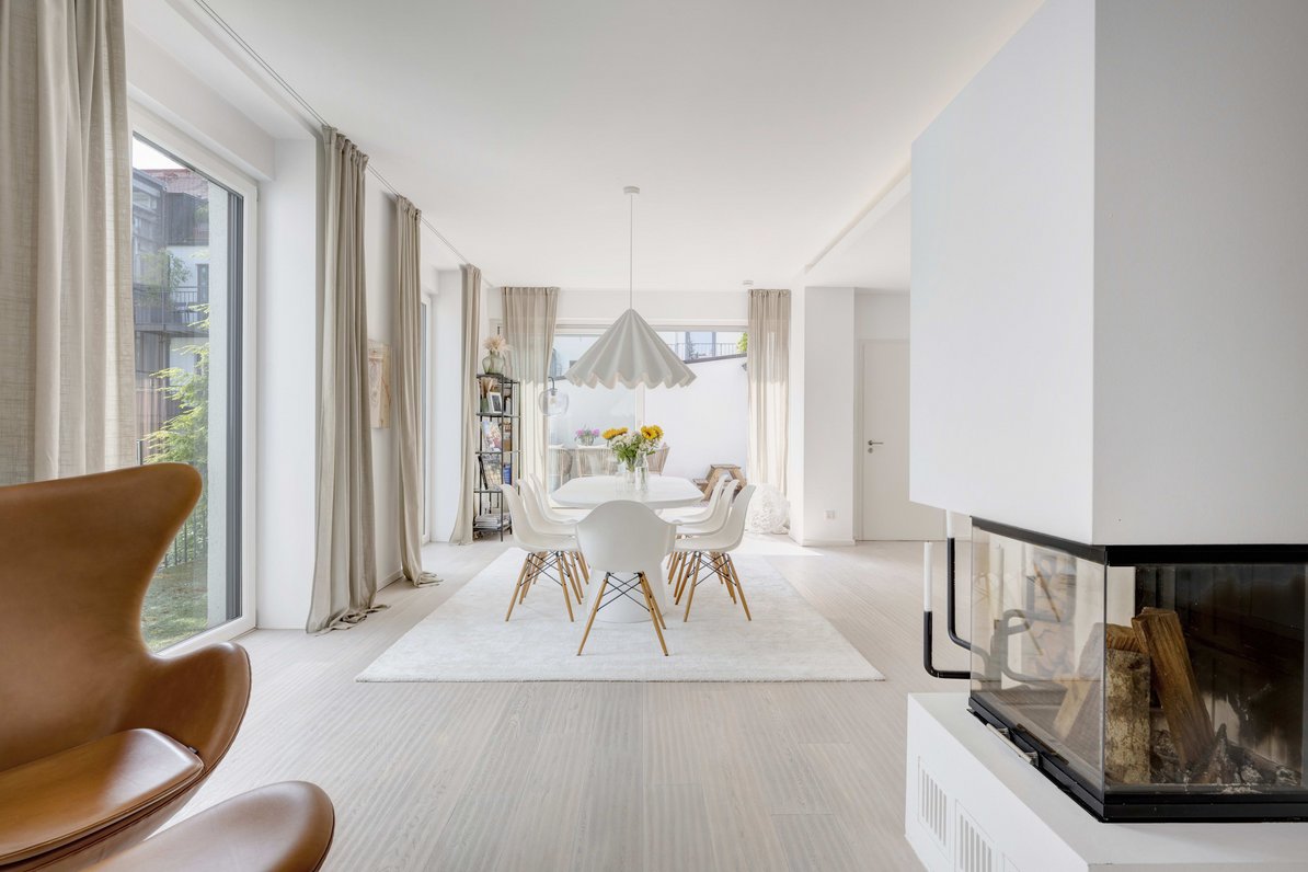 Living area with panoramic fireplace