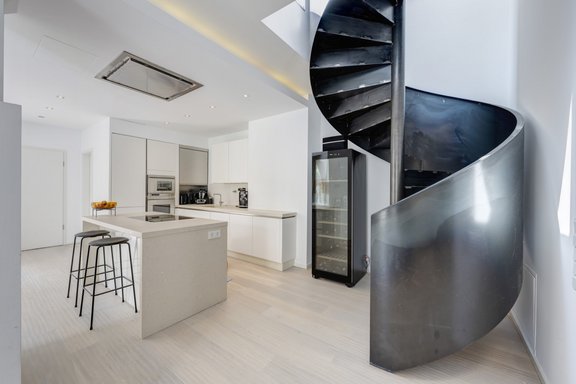 Großzügige Küche mit Kochinsel