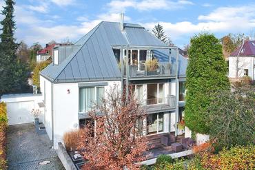 Unique 4-room roof terrace apartment with house character in a quiet prime location