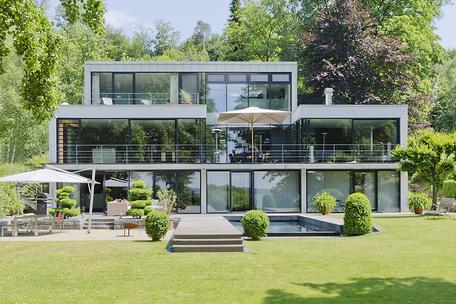 Einzigartiges Architektur-Highlight mit Pool, Bootshaus und eigenem Badesteg direkt am See