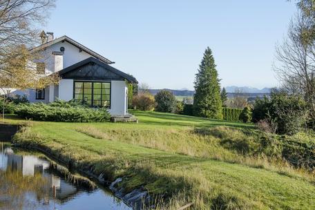 Einzigartiges Areal mit Villa, Weiher und schönem Berg- und Weitblick auf 27.434 m²