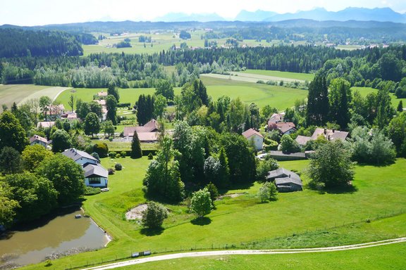 Gesamtgrundstück mit Bergpanorama