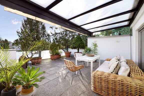 Geschützte Südterrasse