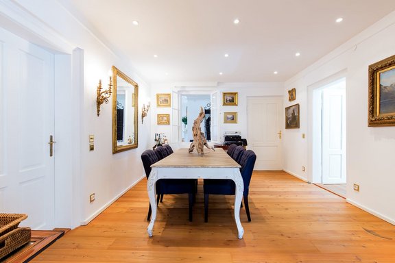 Großzügiges Esszimmer