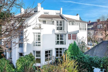 Einzigartiges Stadthaus in ruhiger Villenlage mit zauberhaftem Garten und Dachterrasse