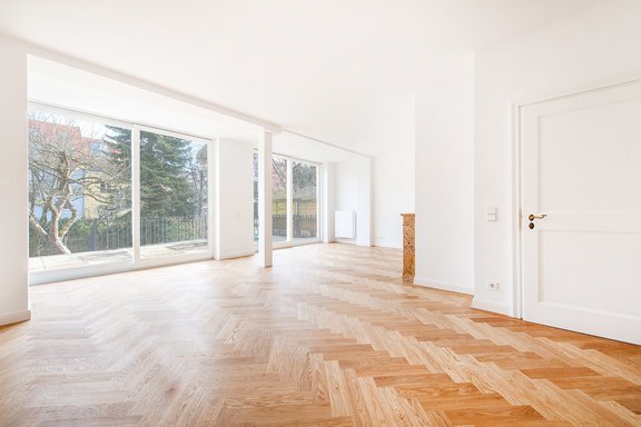 Wohnbereich mit Zugang zur Terrasse