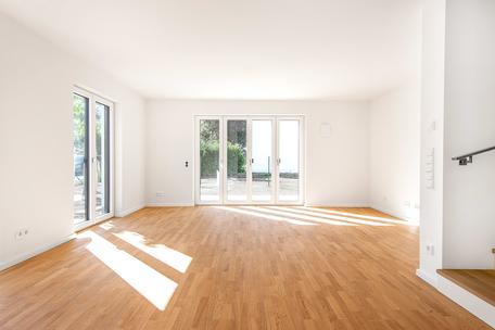 Elegantly furnished 3.5-room apartment with hobby room and garden