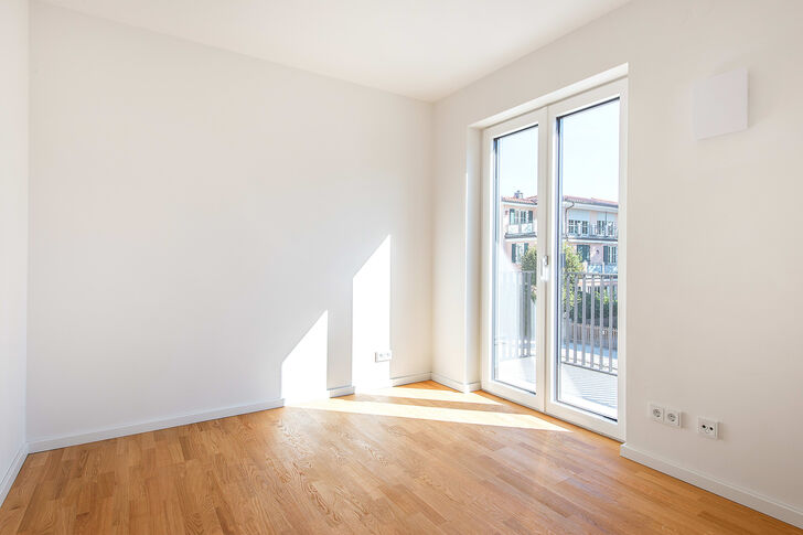 Kinderzimmer mit Zugang zum Balkon
