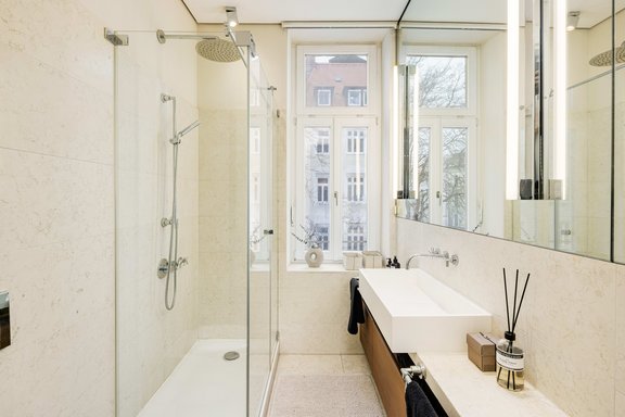 Zwei Tageslicht-Bäder