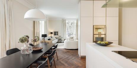 Elegantly modernized 5-room Art Nouveau apartment from 1900 in a fantastic location