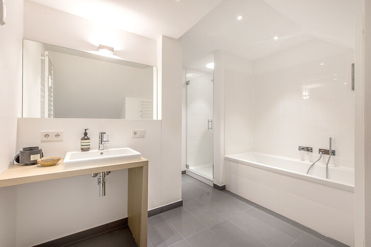 Badezimmer mit Dusche und Badewanne