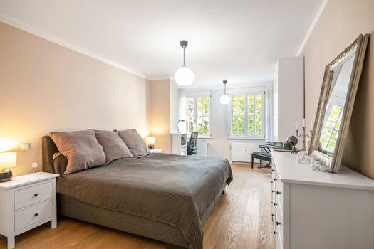 Schlafzimmer mit Arbeitsplatz
