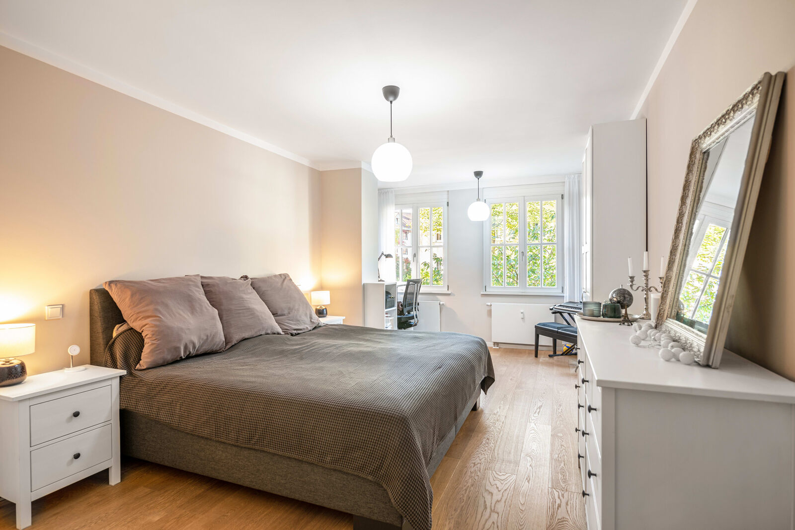 Schlafzimmer mit Arbeitsplatz