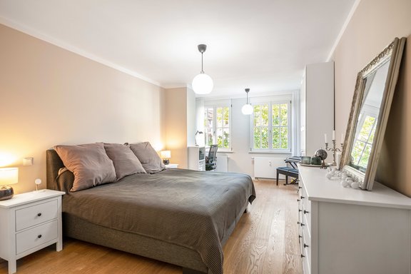 Schlafzimmer mit Arbeitsplatz