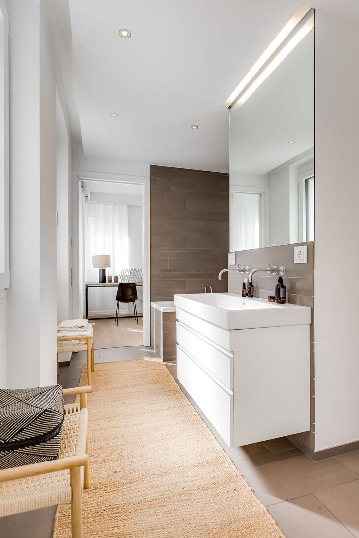 Blick vom Badezimmer ins Arbeitszimmer