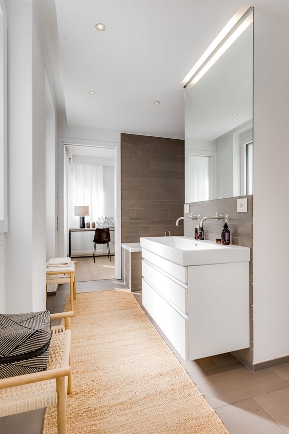 Blick vom Badezimmer ins Arbeitszimmer