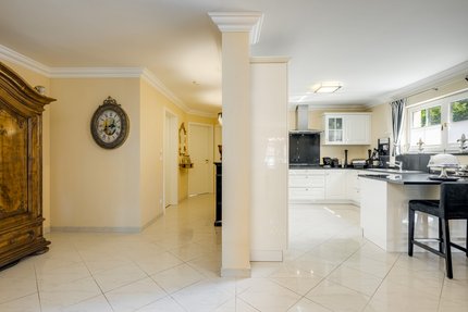 Heller, polierter Fliesenboden