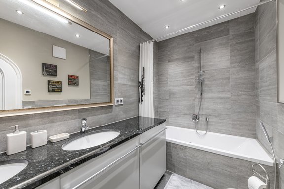 Zweites Bad mit Badewanne