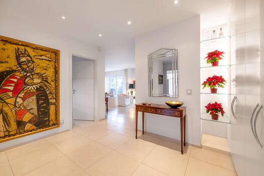 Entrance with built-in wardrobe