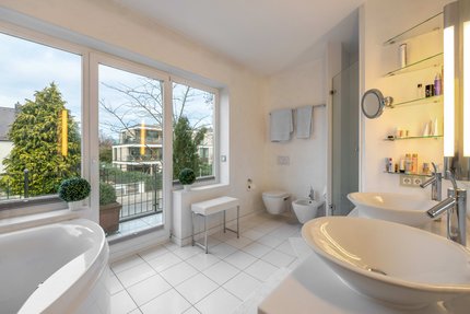 Geräumiges, helles Bad