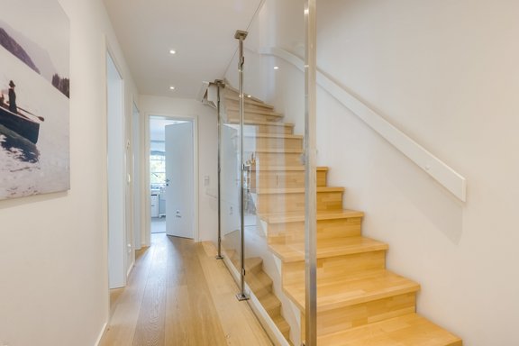 Treppenhaus mit Glaswand