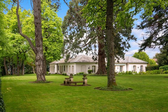 Parkartige Gartenanlage mit altem Baumbestand