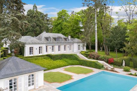 Elegant lakeside villa in a park-like location with pool, outbuildings and great historical charm