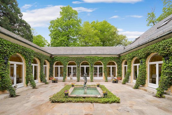 Innenhof mit bezauberndem Basin