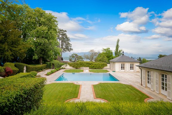 Pool und Gästedependence