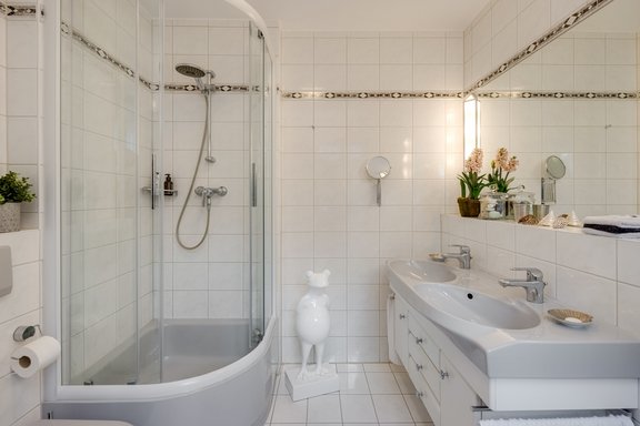 Duschbad mit Doppelwaschbecken