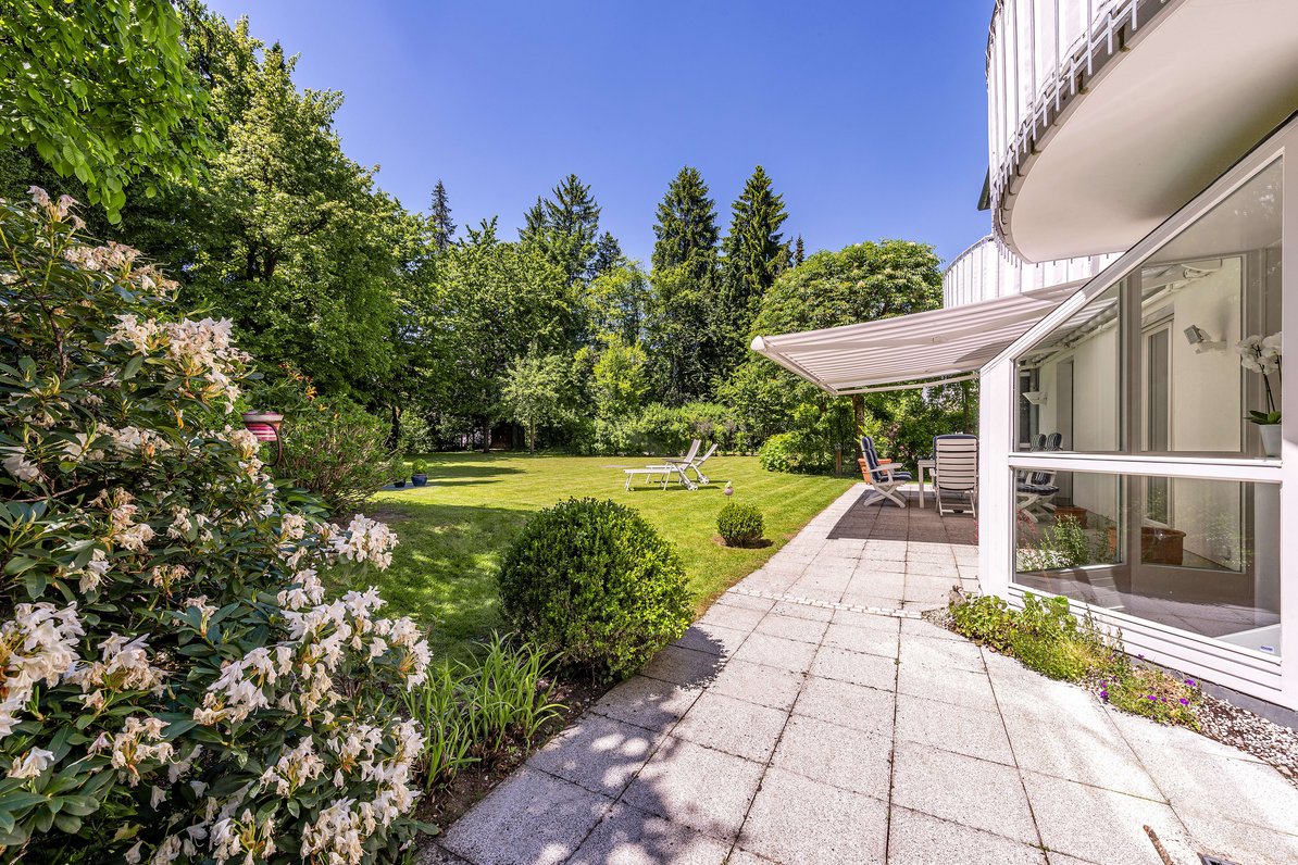 Surrounding terrace with garden
