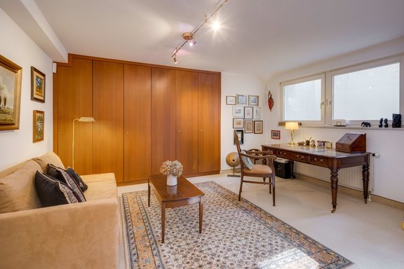 Hobbyraum mit Einbauschränken