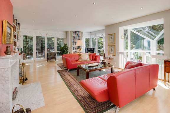 Wohnzimmer mit Glaserker