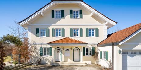 Elegante Villa im Landhausstil mit separatem Einlieger- oder Bürobereich