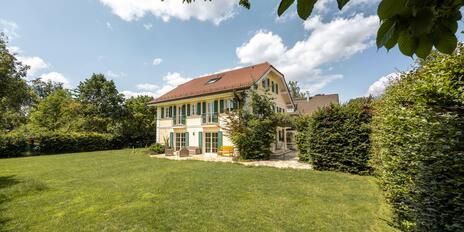 Elegante Villa im Landhausstil mit separatem Einlieger- oder Bürobereich