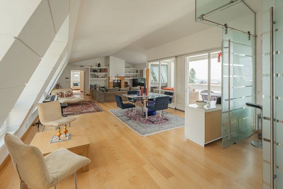 Wohn- und Essbereich mit Kamin