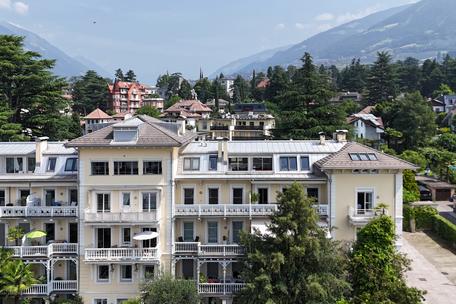 Elegantes Dachgeschoss in Meran mit 270° Panoramablick in historischem Gebäude